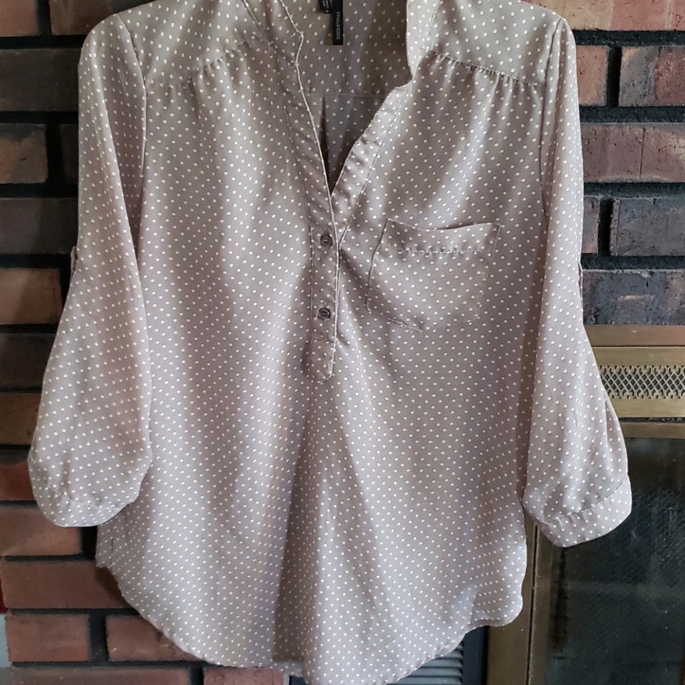 Med Maurices tan polka dot top